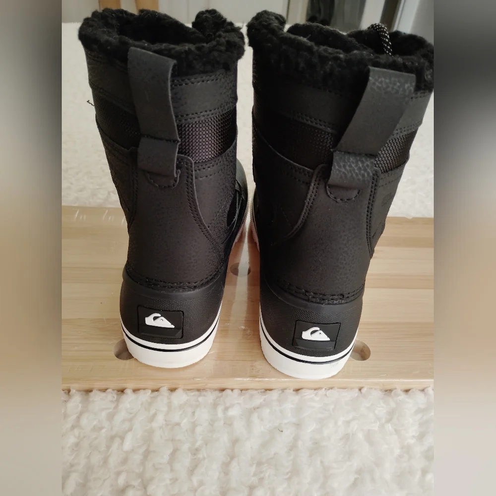 Quiksilver Sub Zero Hi Boy's Size 5 Winter Fur Lined Snow Boots .